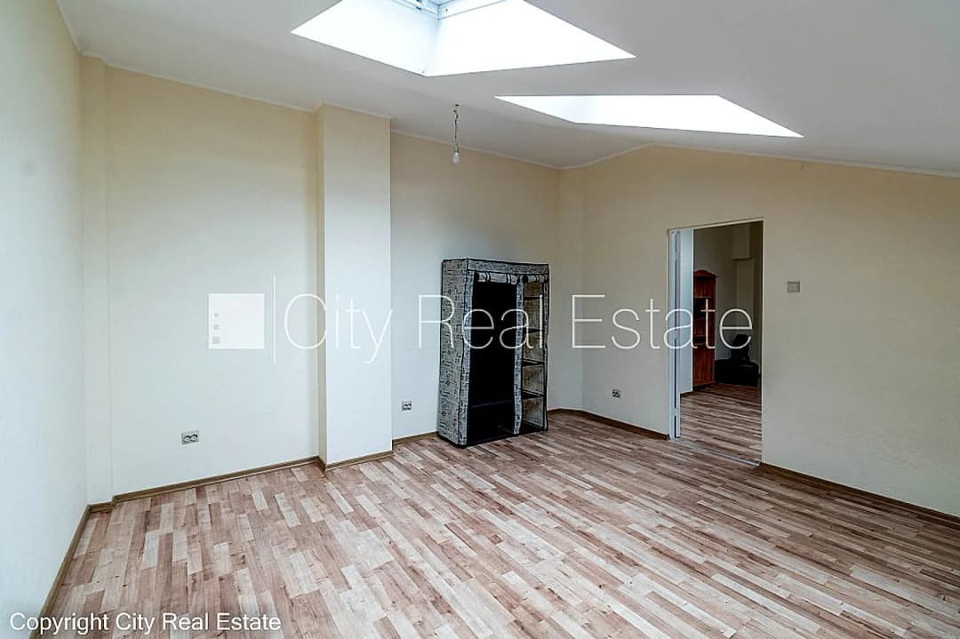 Fasādes māja, renovēta māja, vieta automašīnai, ieeja no pagalma, mansards, kāpņu telpa