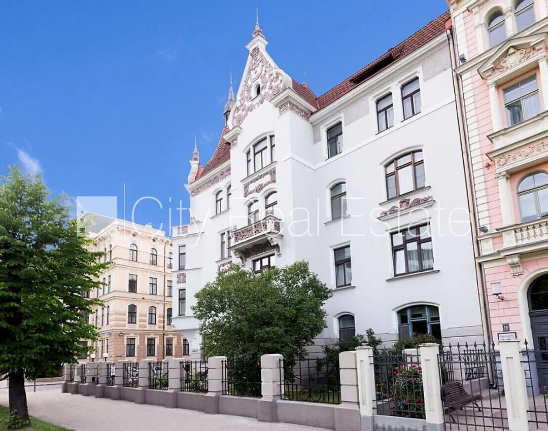 Restaurēta māja, iežogota teritorija, slēgta teritorija, apsargāta teritorija, objektu