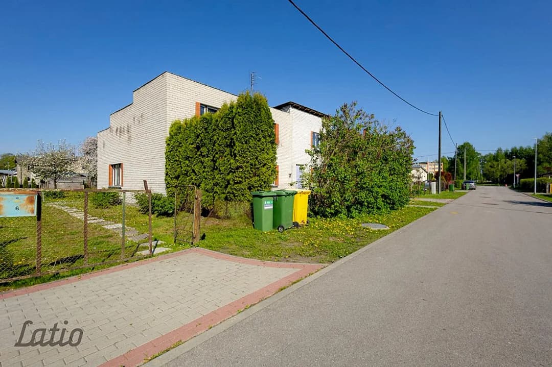 Pārdod privātmājas daļu ar zemes gabalu klusā privātmāju rajonā.
1975. gadā būvēta
