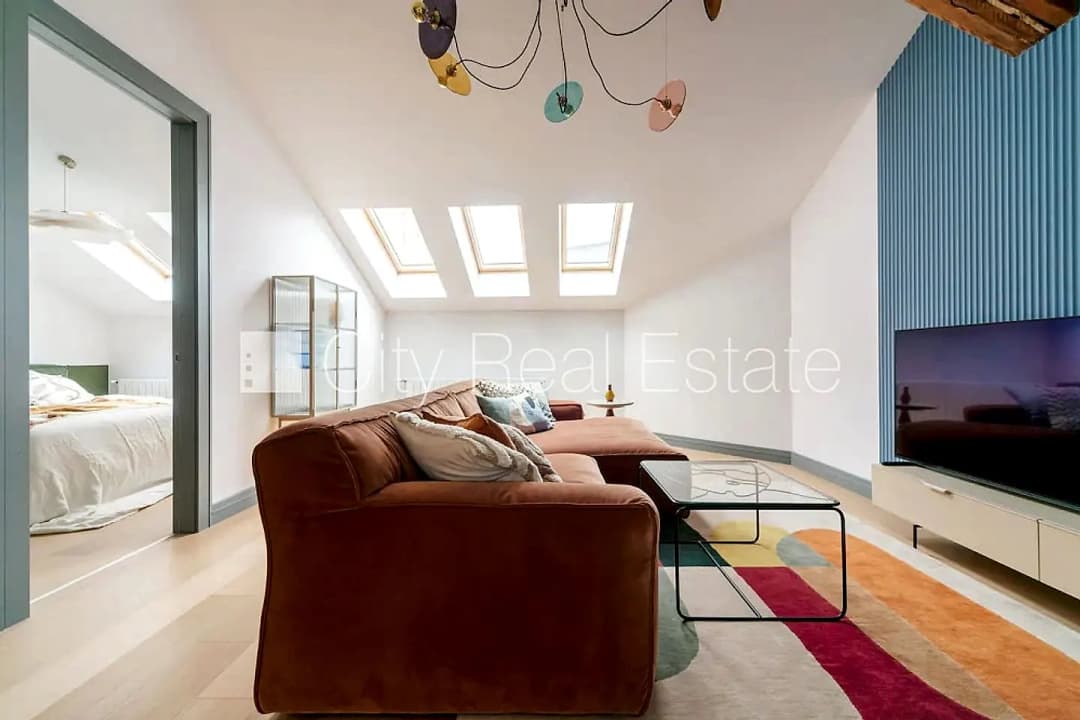 Renovēta māja, luksuss apartamenti 82 m2, ir lifts, kāpņu telpa pēc kapitālā remonta, logi