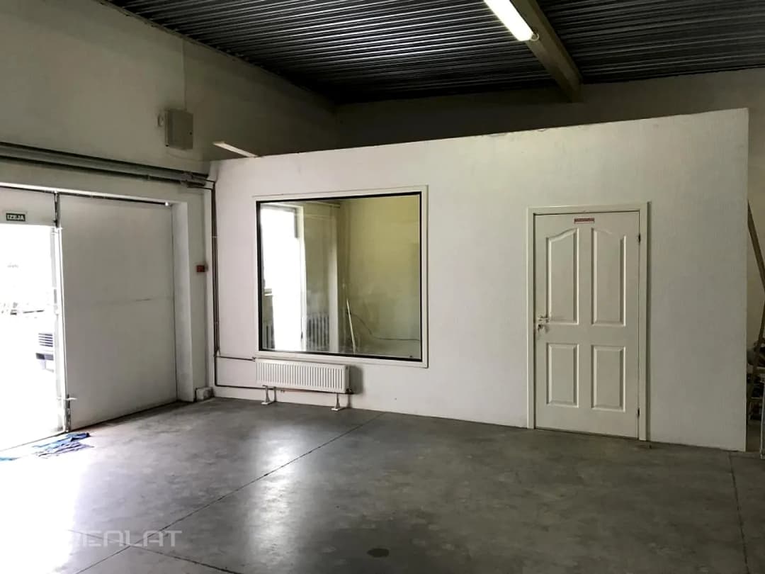 Iznomā noliktavas- ražošanas telpas 3. stāvā , 216 m2. platībā. Telpas ir apkurināmas , — vēl bildes