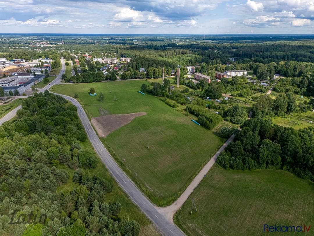 Lielisks investīciju objekts -zeme, kas jau sadalīta 16 apbūves gabalos: Ozolu iela1 un Ozolu — vēl bildes