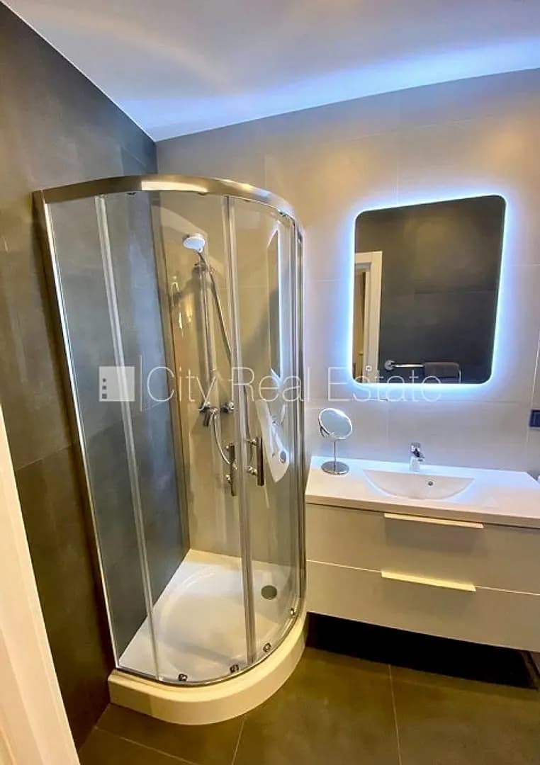 Fasādes māja, renovēta māja, slēgts pagalms, ieeja no ielas un pagalma, ir lifts, kāpņu — vēl bildes