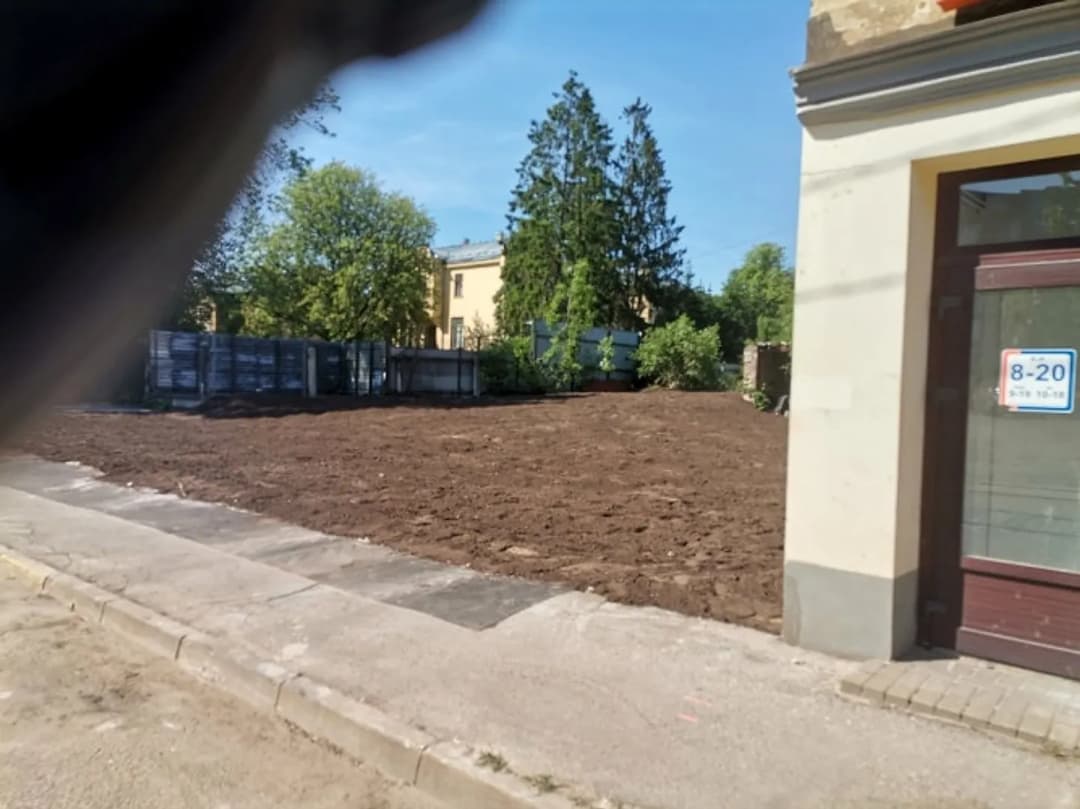 Zemes piedāvājums Rīgas centrā. Piedāvājumā ietilpst: Trīs stāvu noliktava ar kopējo