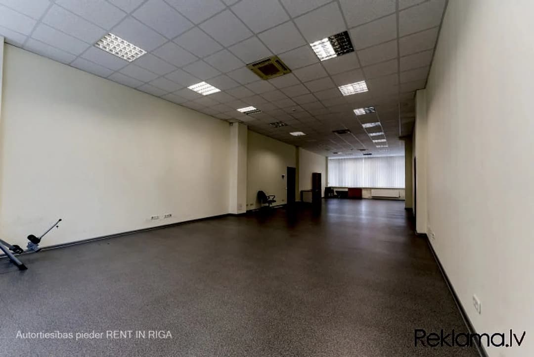 Zāle 110 kvm Ganību dambī 36. + Viena liela telpa. + Griestu augstums 3.43 m. + Linoleja