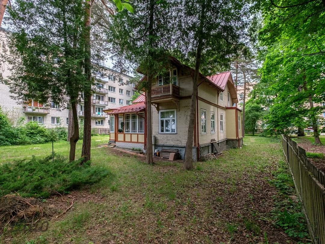 Piedāvājam unikālu iespēju iegādāties vizuāli saistošu 19. gadsimta beigu dzīvojamo māju — vēl bildes