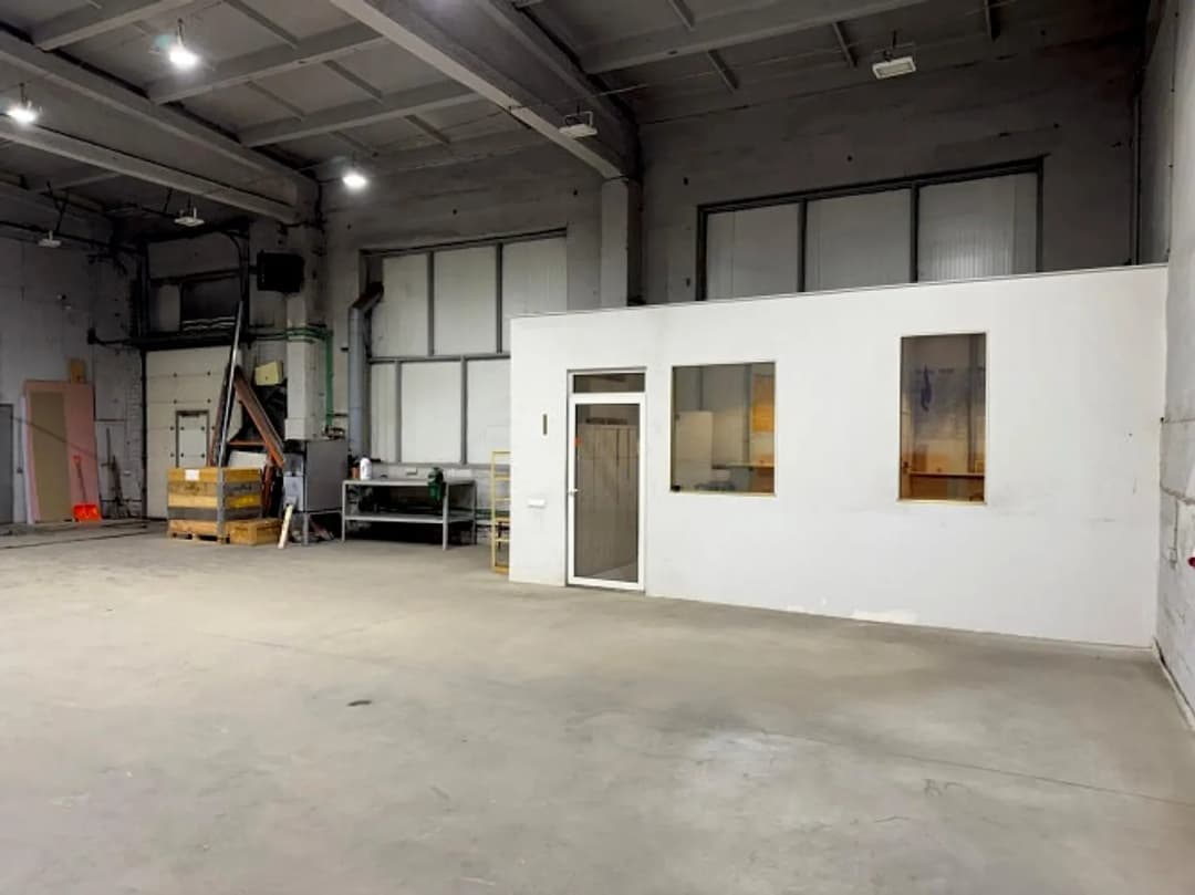 Iznomā noliktavas vai ražošanas telpas Juglā - Griestu augstums 6, 5 m - Betona grīda - — vēl bildes