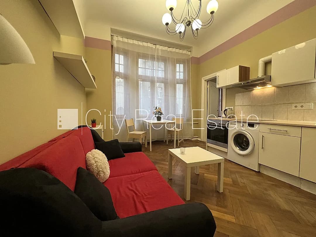 Fasādes māja, renovēta māja, ir lifts, kāpņu telpa pēc kapitālā remonta, viena istaba — bilde 4