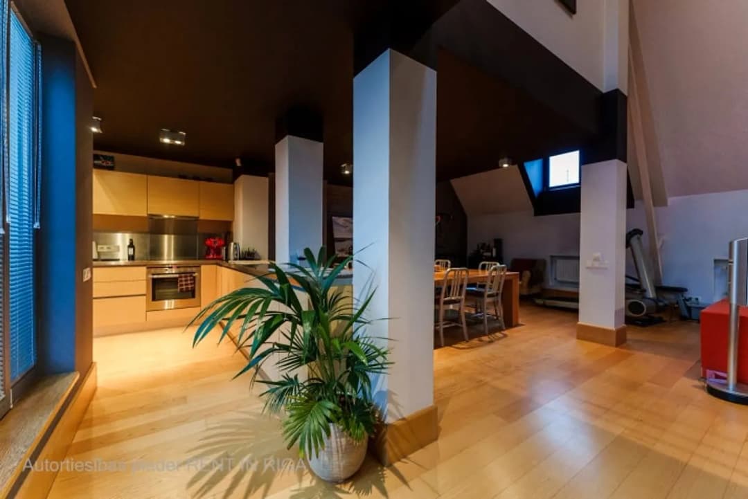Tiek pārdots penthouse tipa dzīvoklis vēstniecību rajonā - Klusajā centrā. Divstāvu