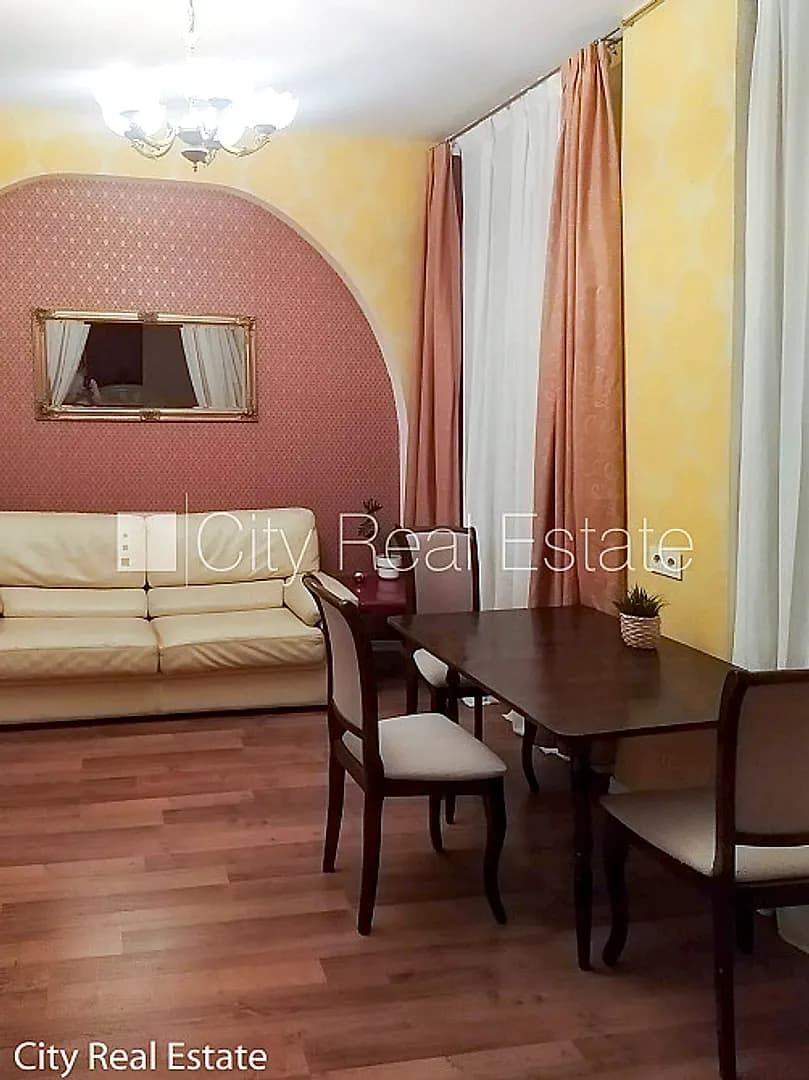Fasādes māja, ieeja no ielas, ir lifts, kāpņu telpa pēc kapitālā remonta, studio tipa,
