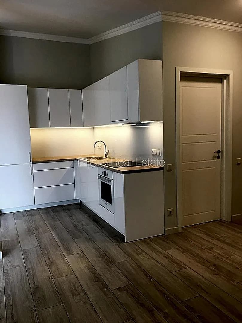 Projekts - Alīses 5, renovēta māja, slēgta teritorija, vieta automašīnai, pagalmā bērnu — bilde 3