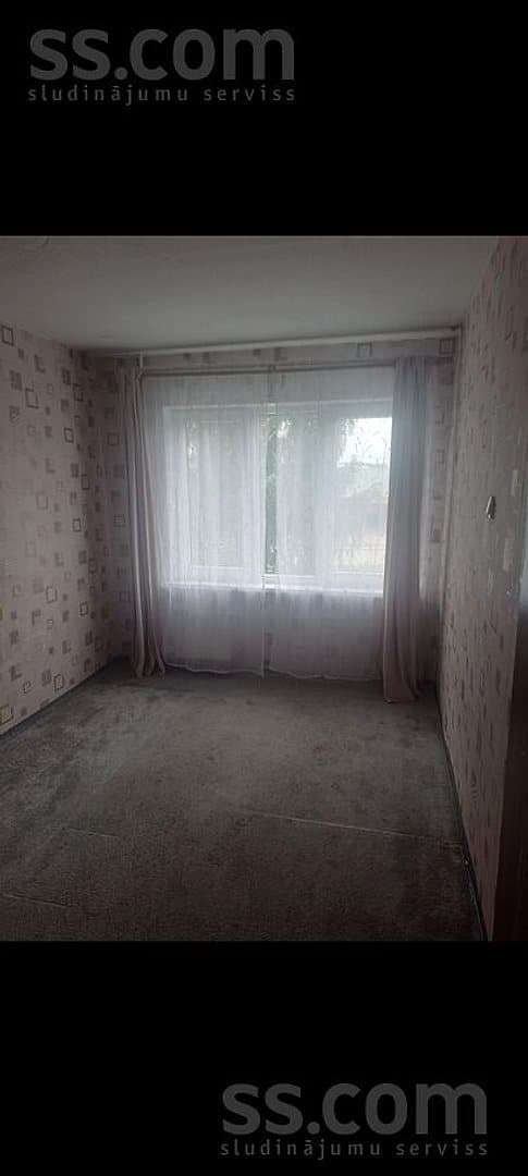Trīsistabu dzīvoklis — 27 49