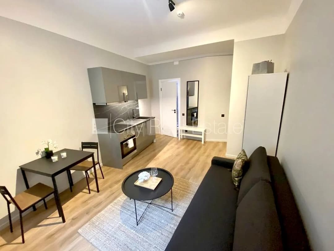 Fasādes māja, renovēta māja, slēgts pagalms, ieeja no ielas un pagalma, ir lifts, kāpņu — bilde 2