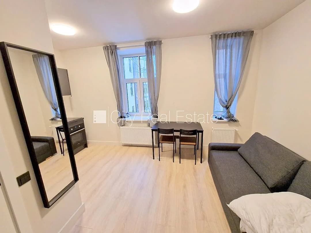 Fasādes māja, renovēta māja, slēgts pagalms, ieeja no ielas, ir lifts, kāpņu telpa pēc — bilde 3
