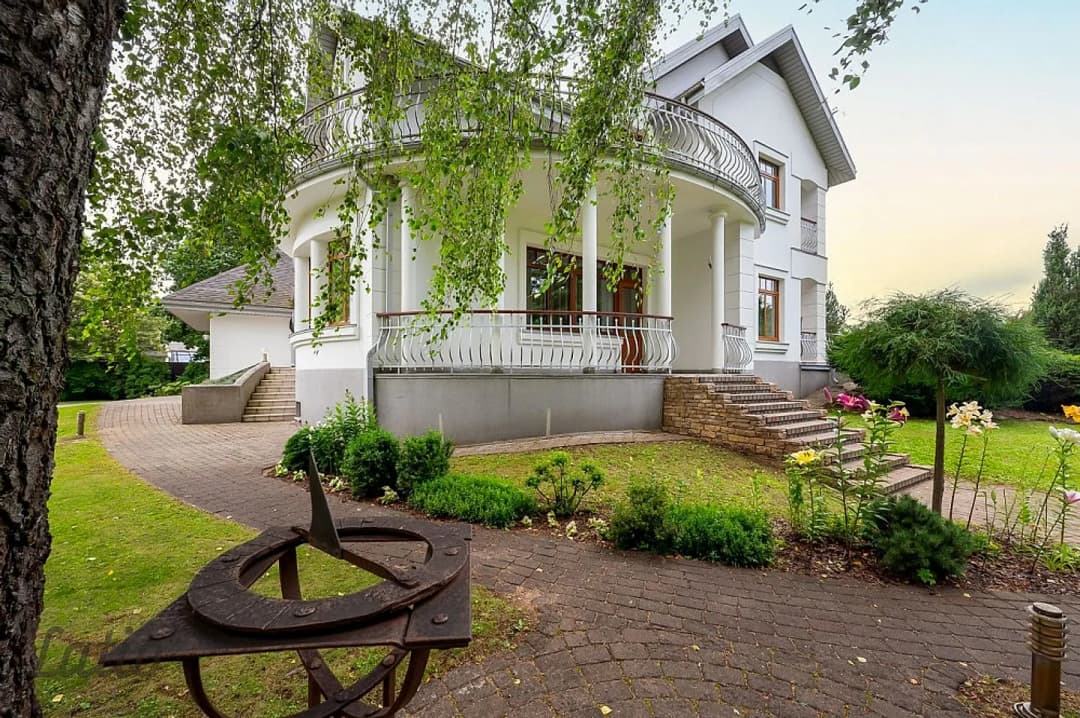 Pārdošanā grezna savrupmāja ar labiekārtotu 4524 m parku Bieriņos!
Piedāvājam iegādei — bilde 3