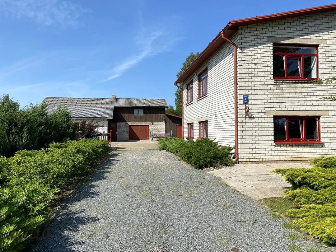 Zeme 2340 m2 | dzīvojamā māja 195,2 m2 | saimniecības ēka ar pirti un garāžu 161,6 m2