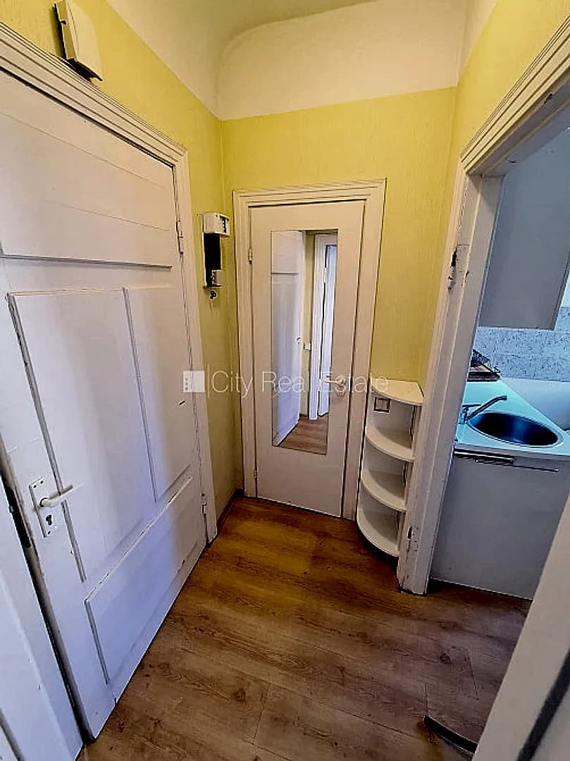 Pagalma māja, renovēta māja, slēgts pagalms, ieeja no ielas, kāpņu telpa pēc kosmētiskā — vēl bildes