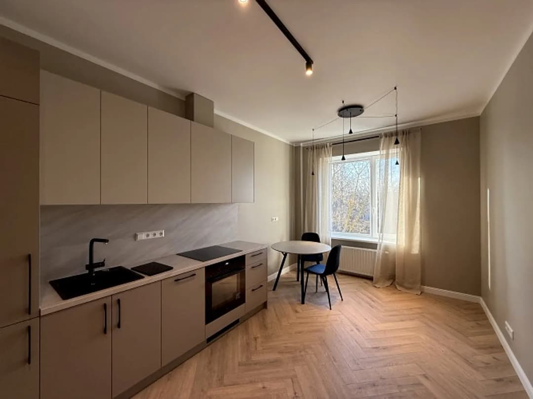 Izīrē 2-istabu dzīvokli renovētā ēkā! Lauvas 7 ir viens no elegantākajiem renovētajiem — bilde 3