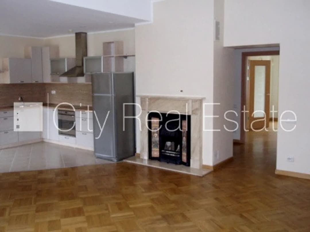 Fasādes māja, renovēta māja, ieeja no ielas, ir lifts, kāpņu telpa pēc kosmētiskā remonta,