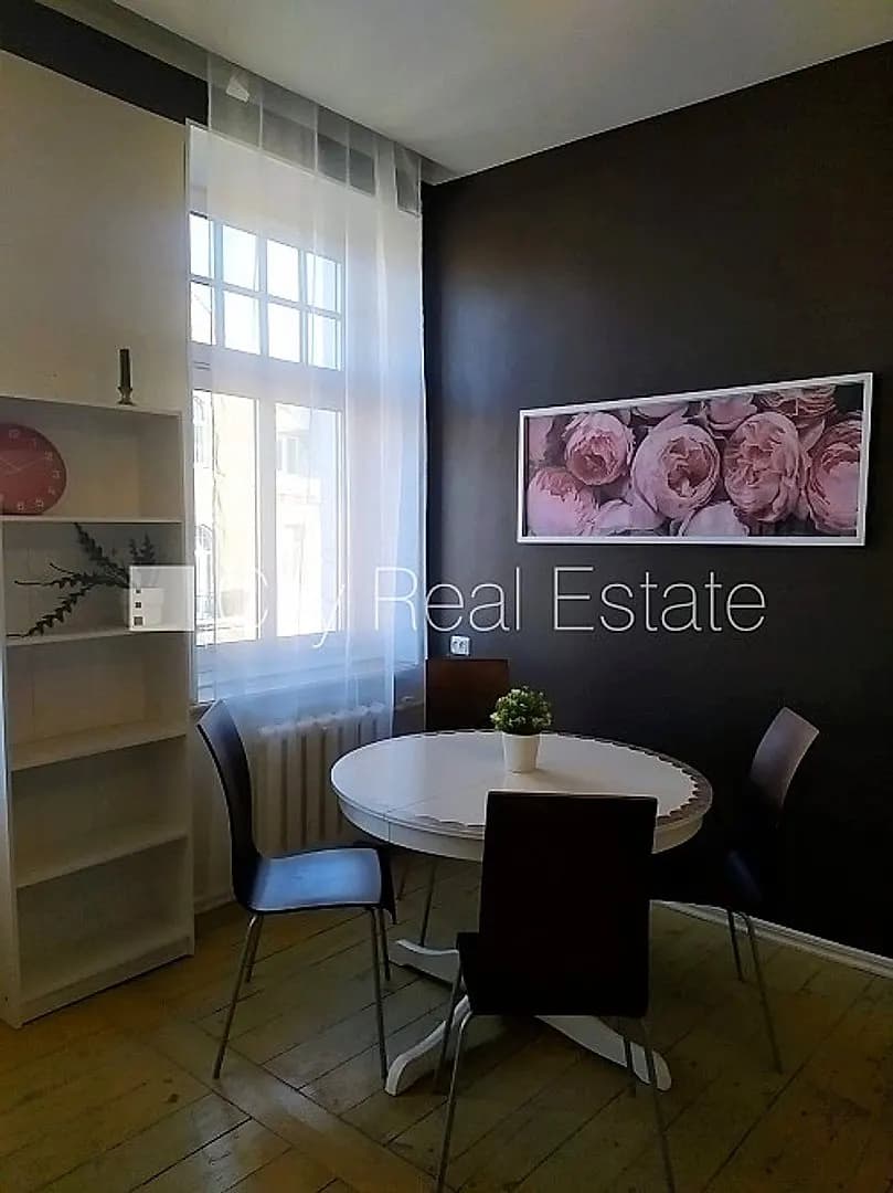 Fasādes māja, ir lifts, kāpņu telpa pēc kapitālā remonta, istabas izolētas 2 gab., studio — vēl bildes