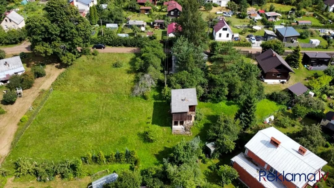 Jūras tuvumā, nostāk no pilsētas burzmas tiek pārdots lielisks īpašums, kur baudīt dabu,