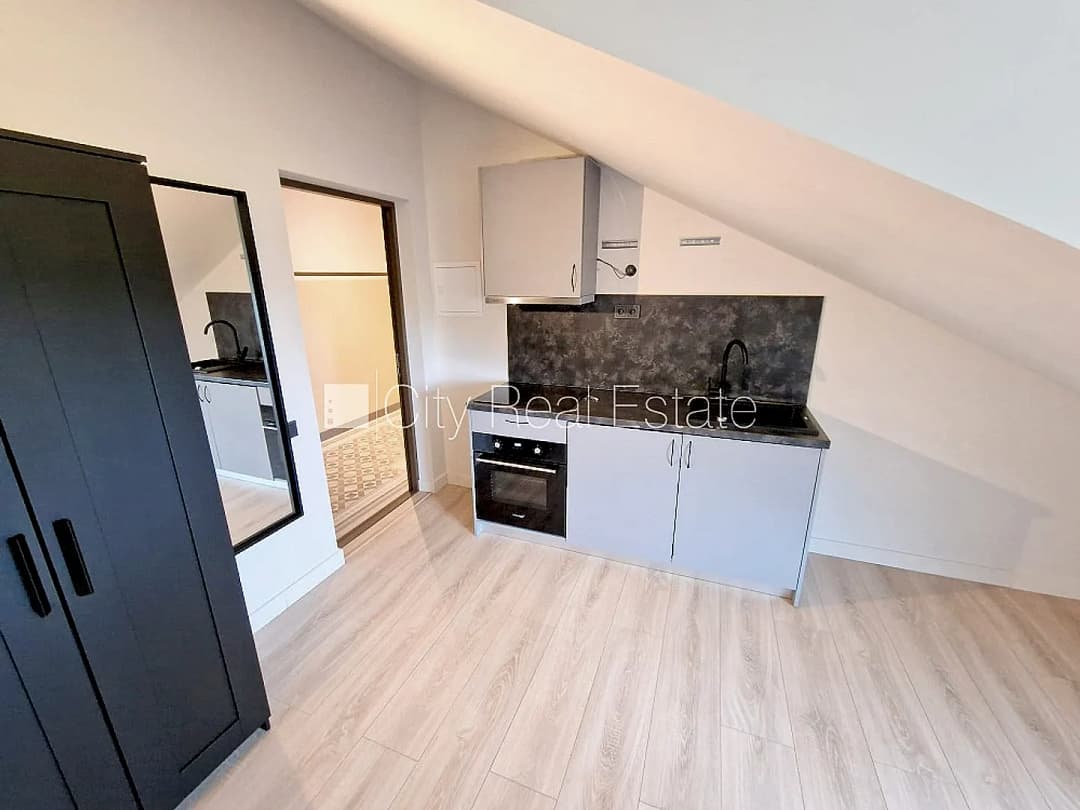 Fasādes māja, renovēta māja, slēgts pagalms, ieeja no ielas, mansards, ir lifts, kāpņu telpa — vēl bildes