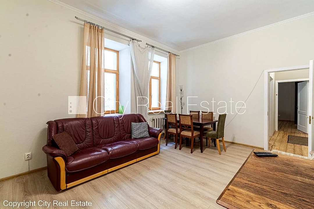 Fasādes māja, renovēta māja, ieeja no ielas, ir lifts, kāpņu telpa pēc kapitālā remonta, — bilde 3
