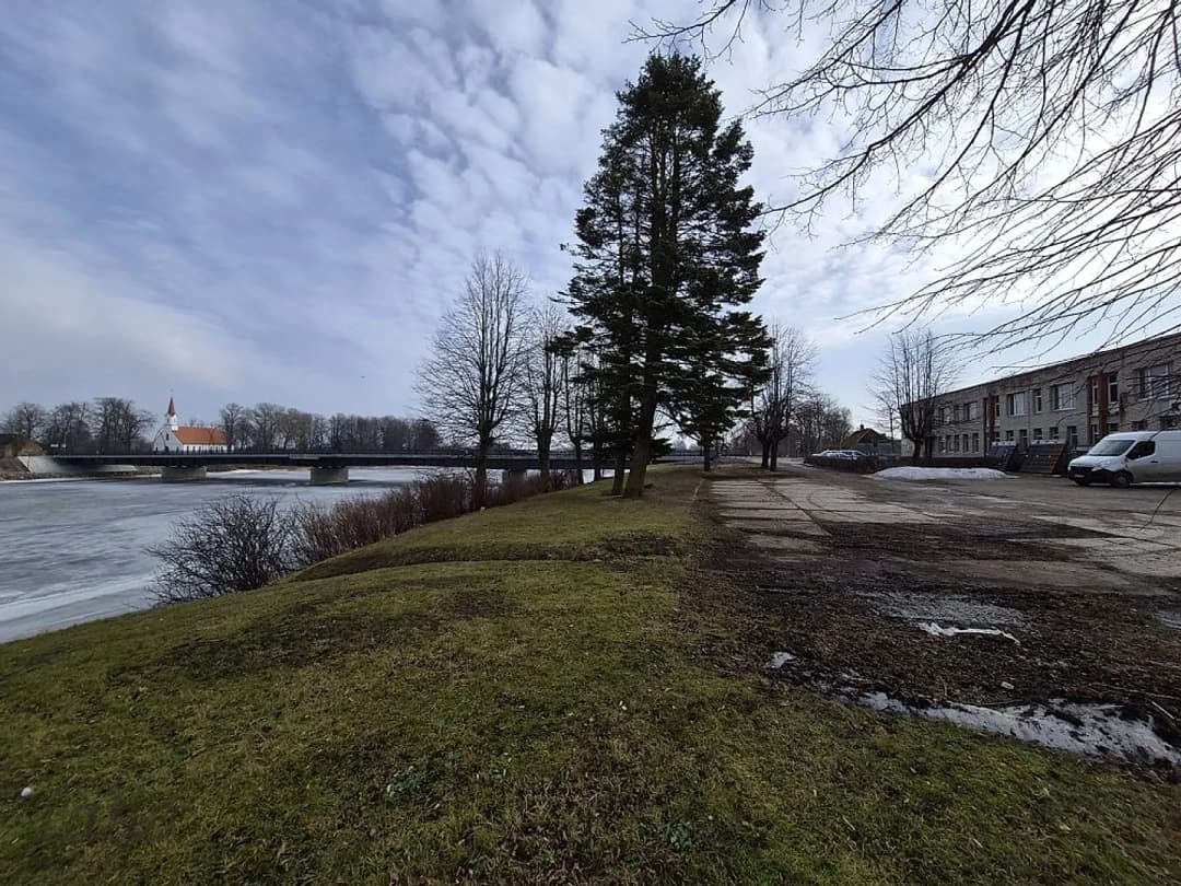 Pārdod zemes gabalu Salacgrīvā pie Salacas upes, 500 m no jūras!
Adrese: Rīgas iela 2a, — vēl bildes