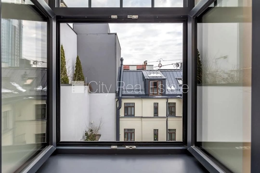 Pagalma ēka, renovēta māja, slēgts pagalms, ieeja no pagalma, ir lifts, kāpņu telpa pēc — vēl bildes