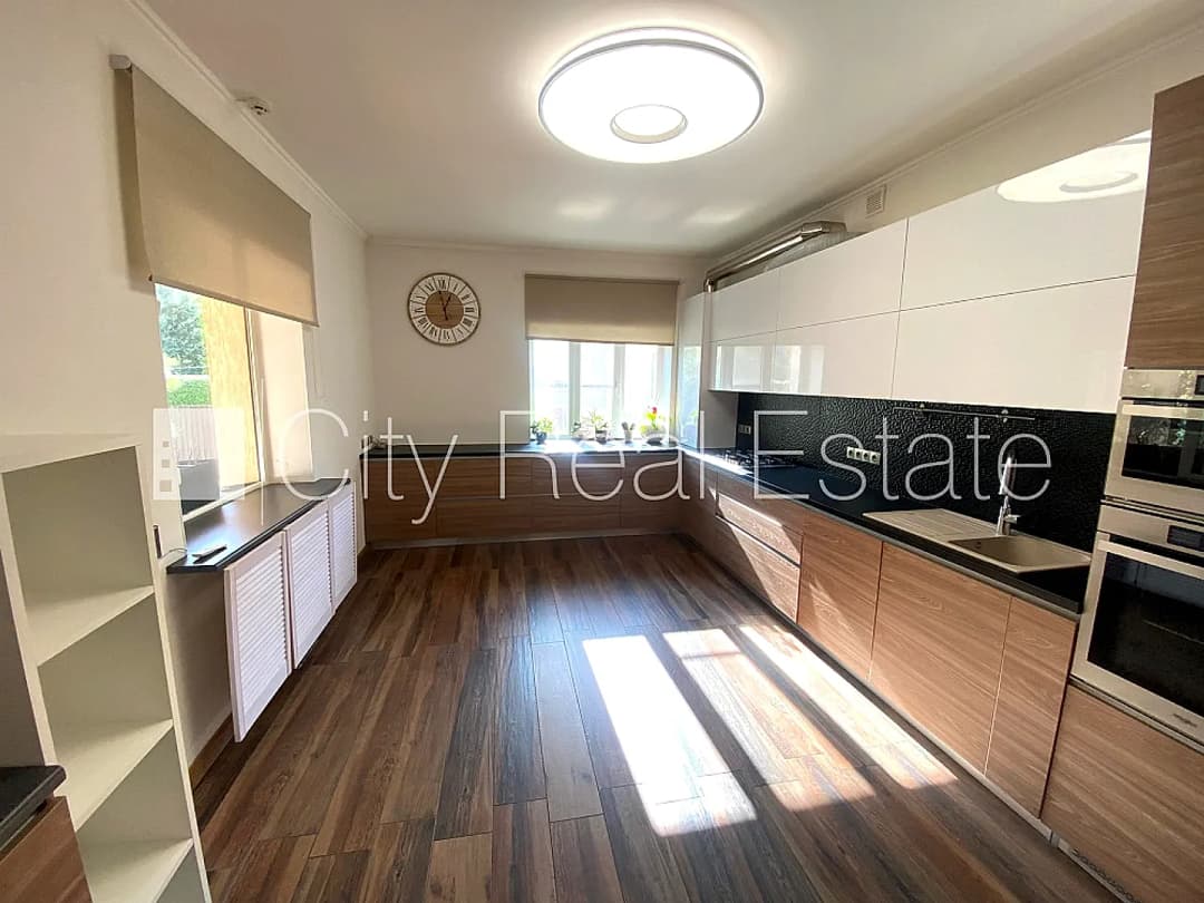 Pagalma ēka, renovēta māja, slēgts pagalms, teritorijas iebrauktuves vārti aprīkoti ar — bilde 4