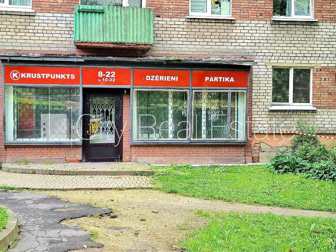 Fasādes māja, ieeja no ielas un pagalma, telpas izolētas, centrālā apkure, lielie skatlogi, — vēl bildes