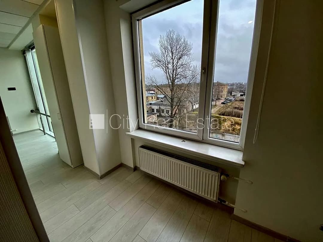 Fasādes māja, renovēta māja, slēgts pagalms, ieeja no ielas, ir lifts, kāpņu telpa pēc — bilde 2