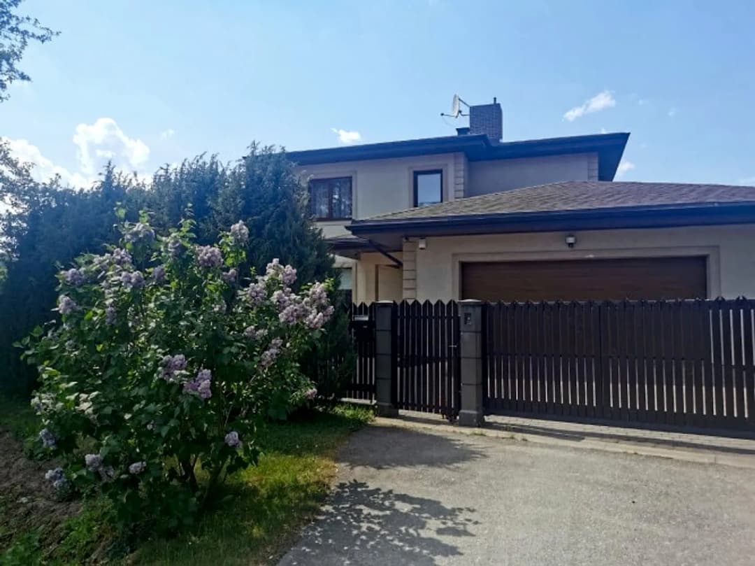 Klasiska stila villa Piņķos. Divstāvu energoefektīva māja ar kopējo platību 255 m2 + 45 m2 — bilde 2