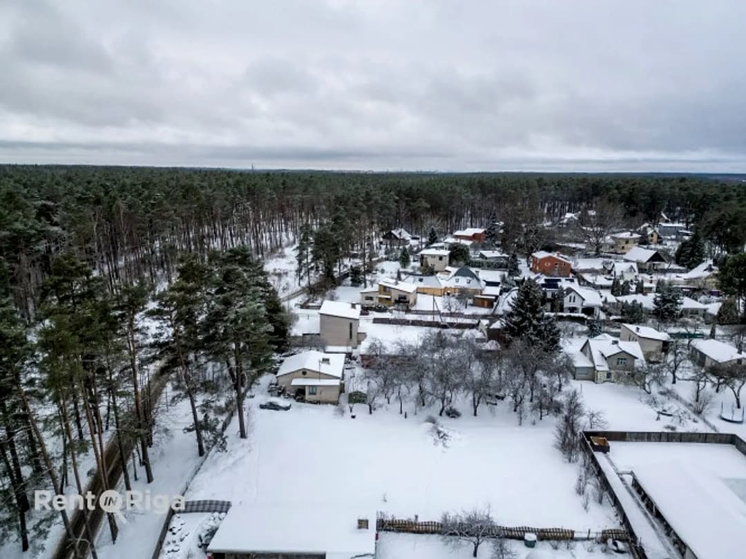 Piedāvājumā ir skaists, taisnstūrveida zemes gabals vienā no patīkamākajiem privātmāju