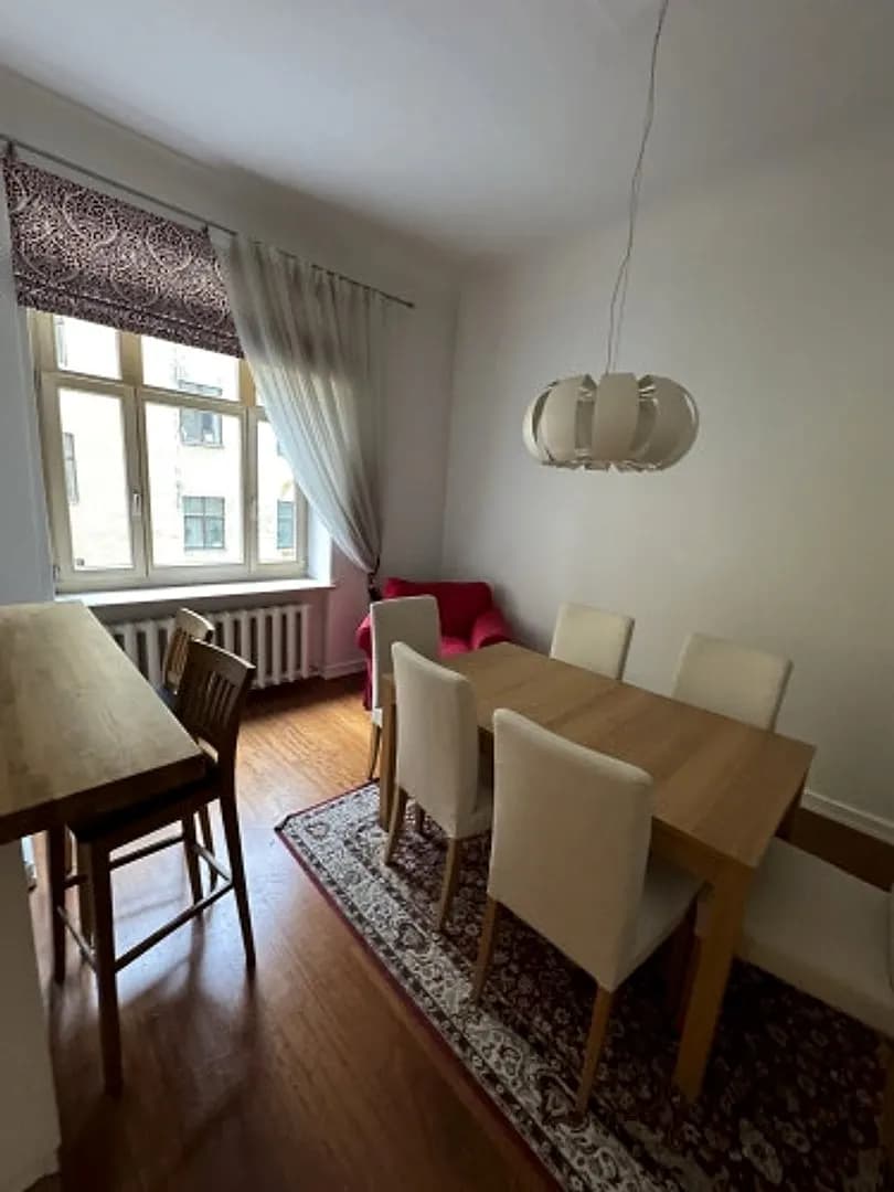 Izīrē pārdomātu 4 istabu dzīvokli centrā! Ieejot dzīvoklī, jūs sagaida plašs un — bilde 4