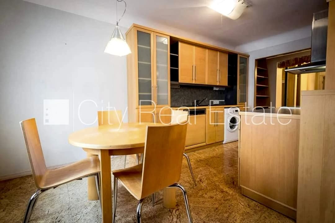 Fasādes māja, ieeja no ielas, kāpņu telpa pēc kosmētiskā remonta, logi vērsti mājas abās — bilde 3