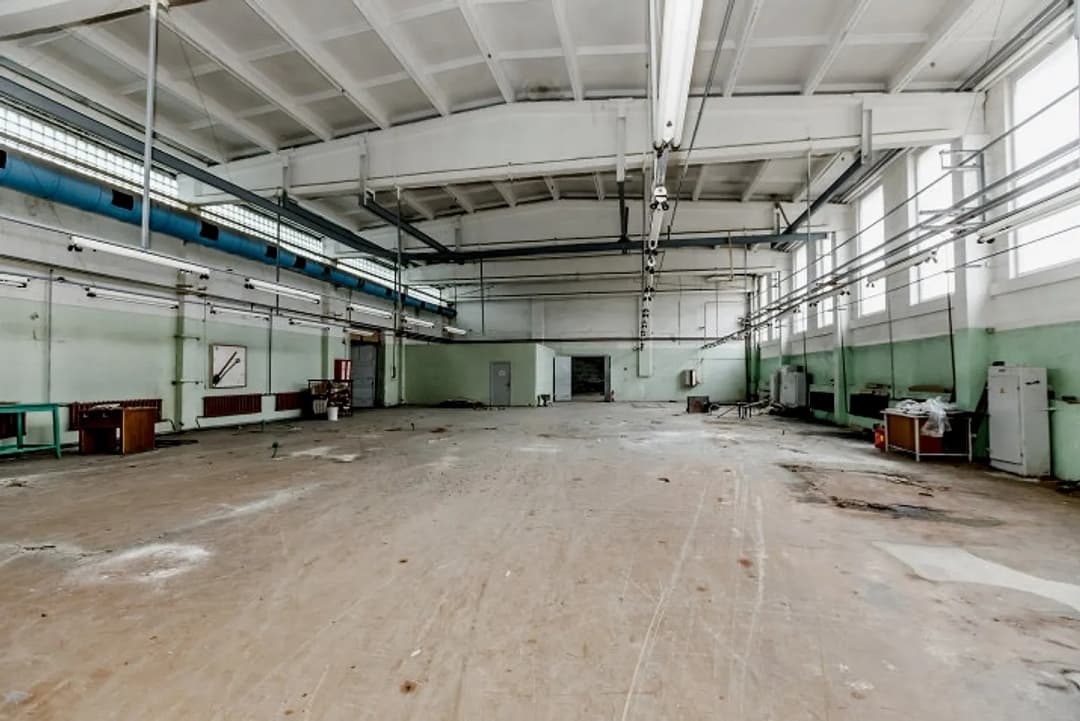 Industriālais parks Ziepniekalnā iznomā telpas bez apkures. Telpām ir nepieciešams remonts.