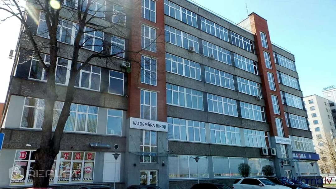 Stilīga un ērta peldoša vasaras māja, ko var novietot jebkurā vietā tieši uz ūdens.