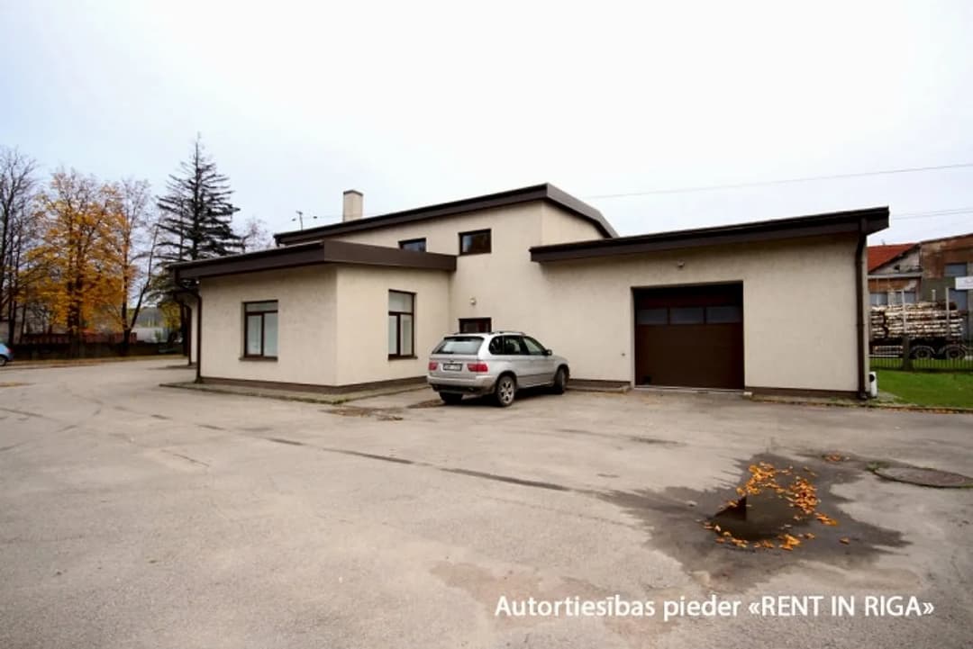 Atsevišķi stāvoša komercēka ar plašu pieguļošo teritoriju. + Ēkā ir plaša — bilde 2
