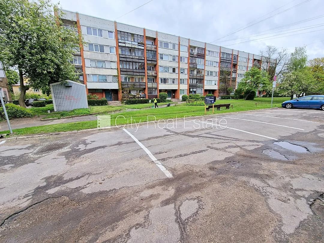 Vieta automašīnai, iebraukšana teritorijā uzrādot caurlaidi, teritorijas stāvlaukums noklāts — vēl bildes