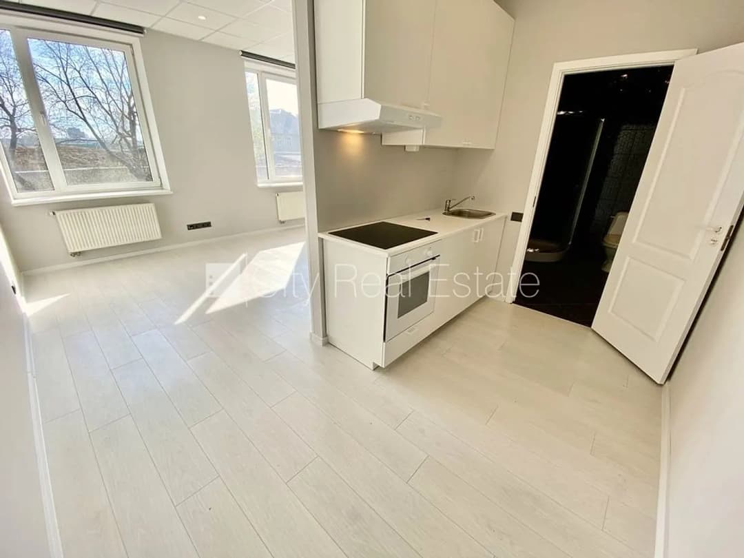 Jaunceltne, fasādes māja, ieeja no ielas, ir lifts, kāpņu telpa pēc kapitālā remonta, jumta
