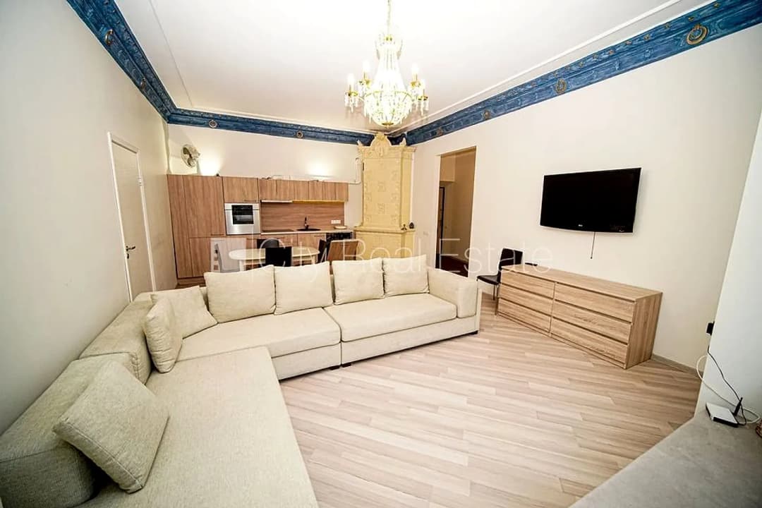 Fasādes māja, renovēta māja, ieeja no ielas, ir lifts, kāpņu telpa pēc kosmētiskā remonta,