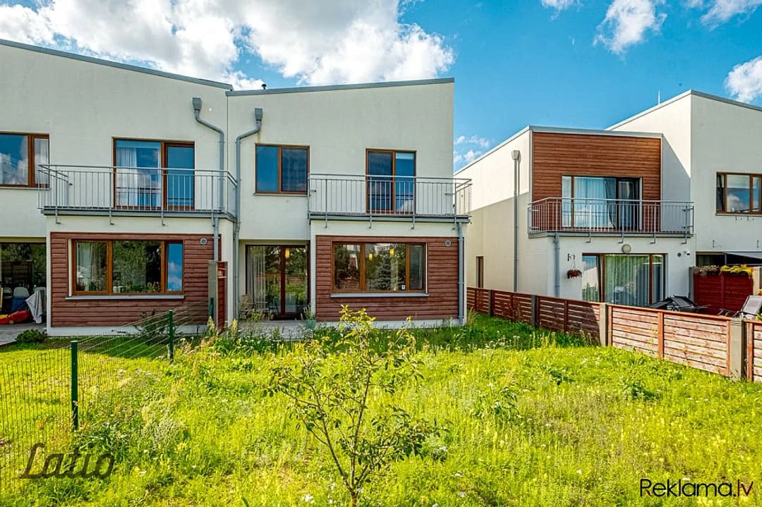 Pārdod skaistu, plašu māju privātmāju ciematā Piņķos.
Mājas pirmajā stāvā ir izvietota