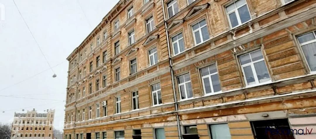 Tiek pārdots dzīvoklis lieliskā lokācijā. Stikla pakešu logi un dzelzs durvis. Veikts pilns — bilde 3