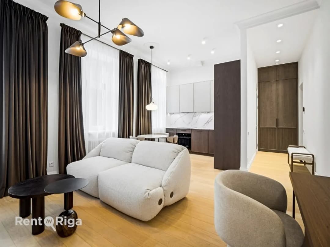 Piedāvājam jaunu elegantu dzīvokli renovētā ēkā pašā Rīgas centrā, preti parkam, pie