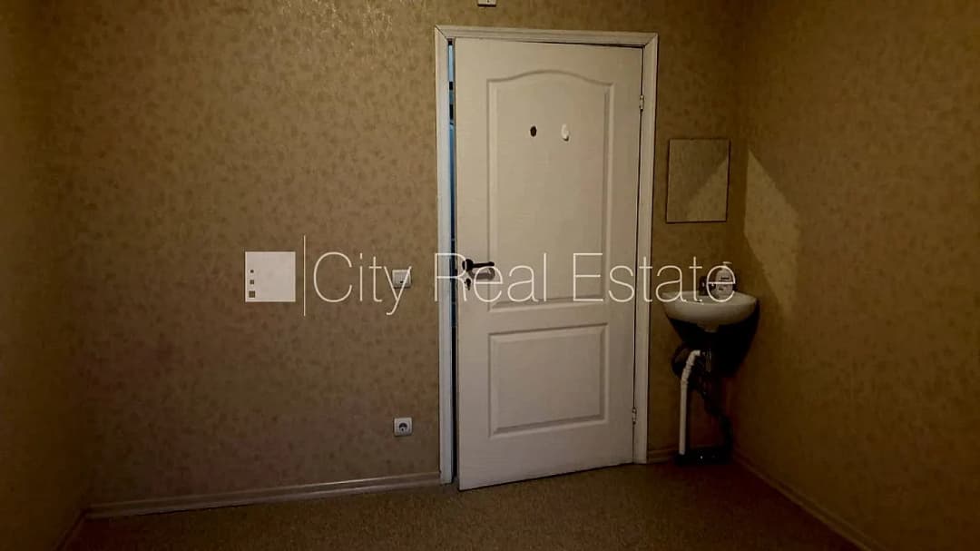 Fasādes māja, renovēta māja, ieeja no ielas, ir lifts, kāpņu telpa pēc kosmētiskā remonta,