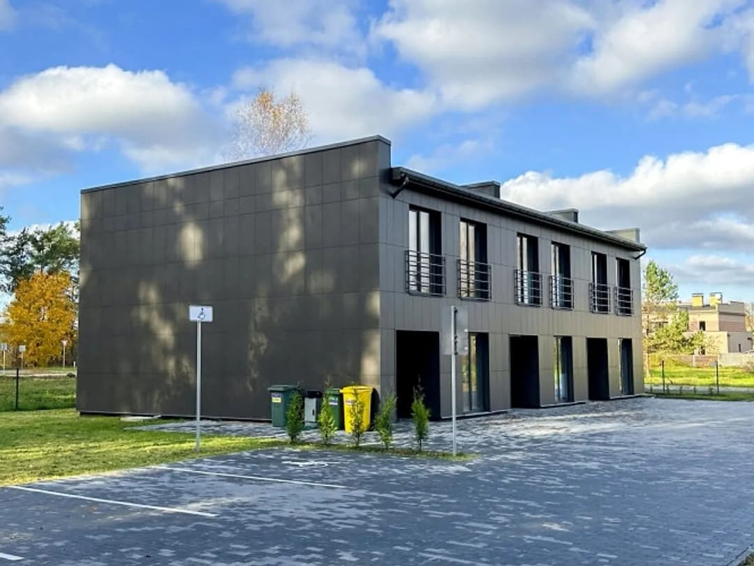 Tiek pārdota mūsdienīga rindu mājas sekcija Dreiliņos blakus mežam un tikai dažu minūšu