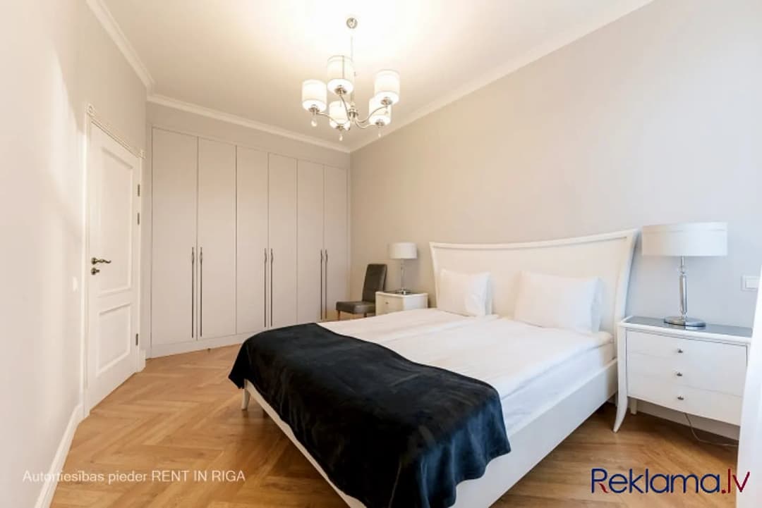 Piedāvājam īrēt ekskluzīvus divu istabu apartamentus Rīgas centrā, jaunā rekonstruētā