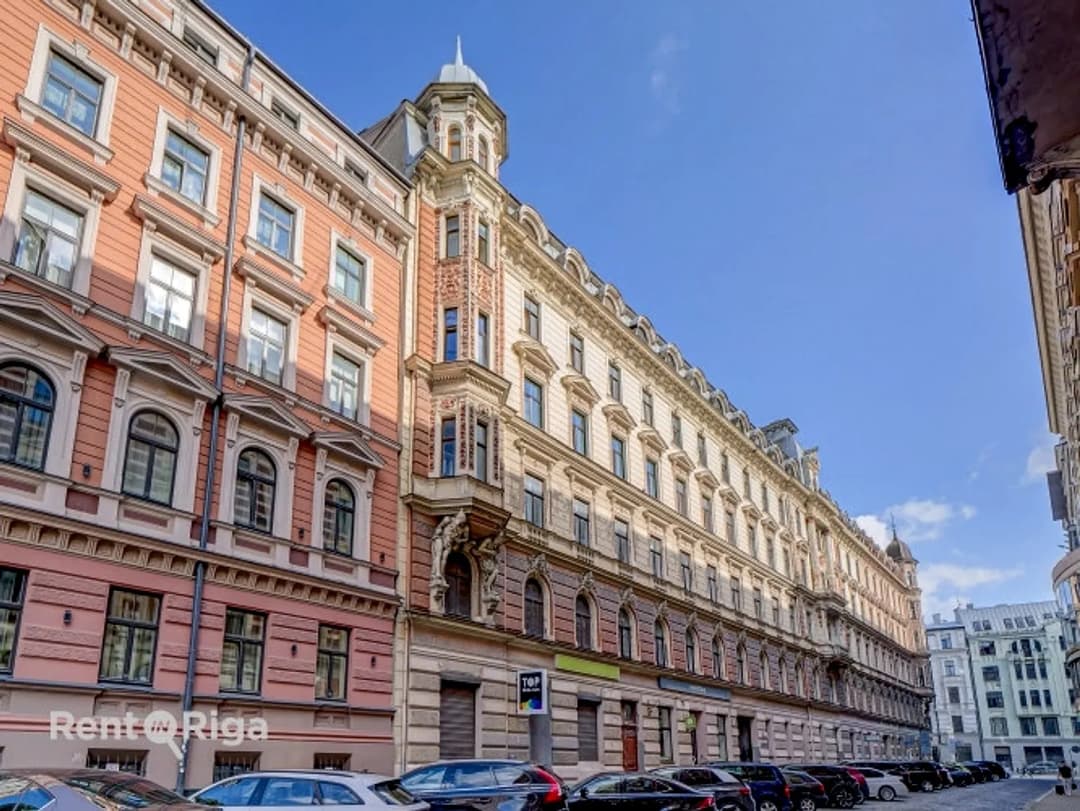 Izcila investīciju iespēja Rīgas centrā. Īpašums sastāv no pieciem dzīvokļiem ar foršiem