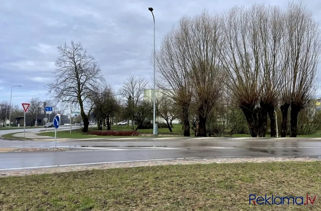 Zeme Salacgrīvā labi redzamā vietā, centrālās ielas malā (Rīga - Ainaži šoseja).
